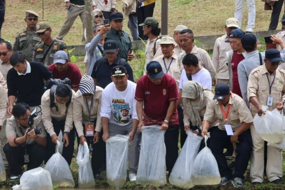 Pemkab PPU dan Otorita IKN Tebar 10 Ribu Bibit Ikan di Embung MBH