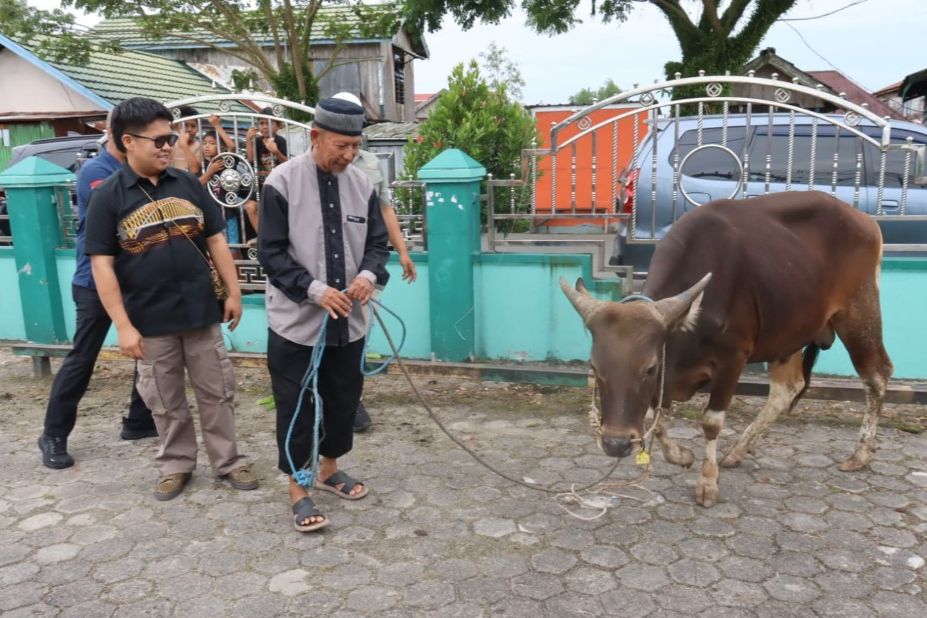 Pemkab Kukar Serahkan Bantuan 2 Ekor Sapi Kurban di Muara Badak