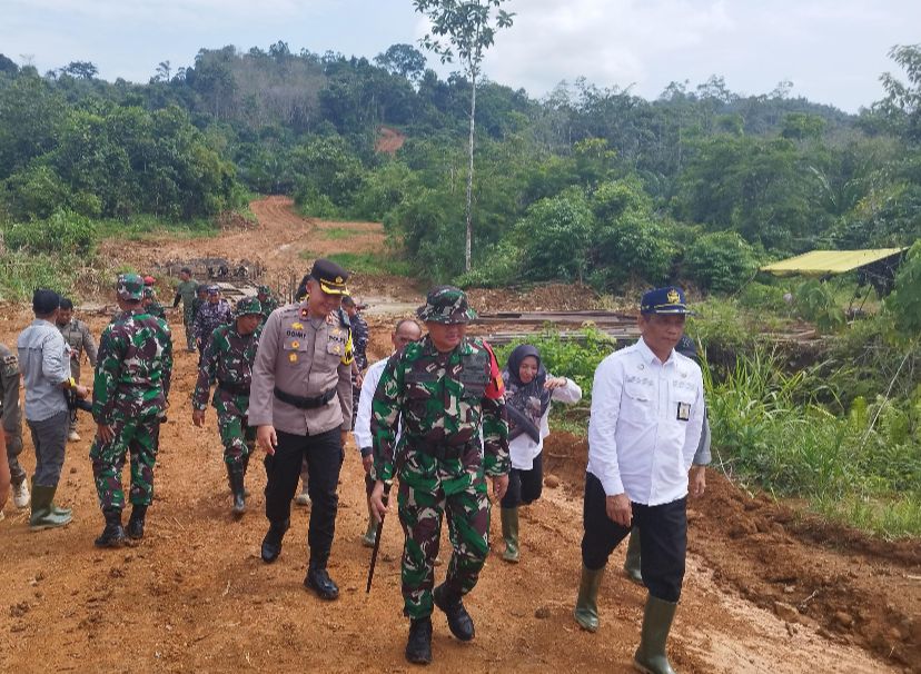 TMMD ke-121 Dimulai, Kodim 0904/Psr Bantu Buka Jalan Usaha Tani di Desa Sunge Terik