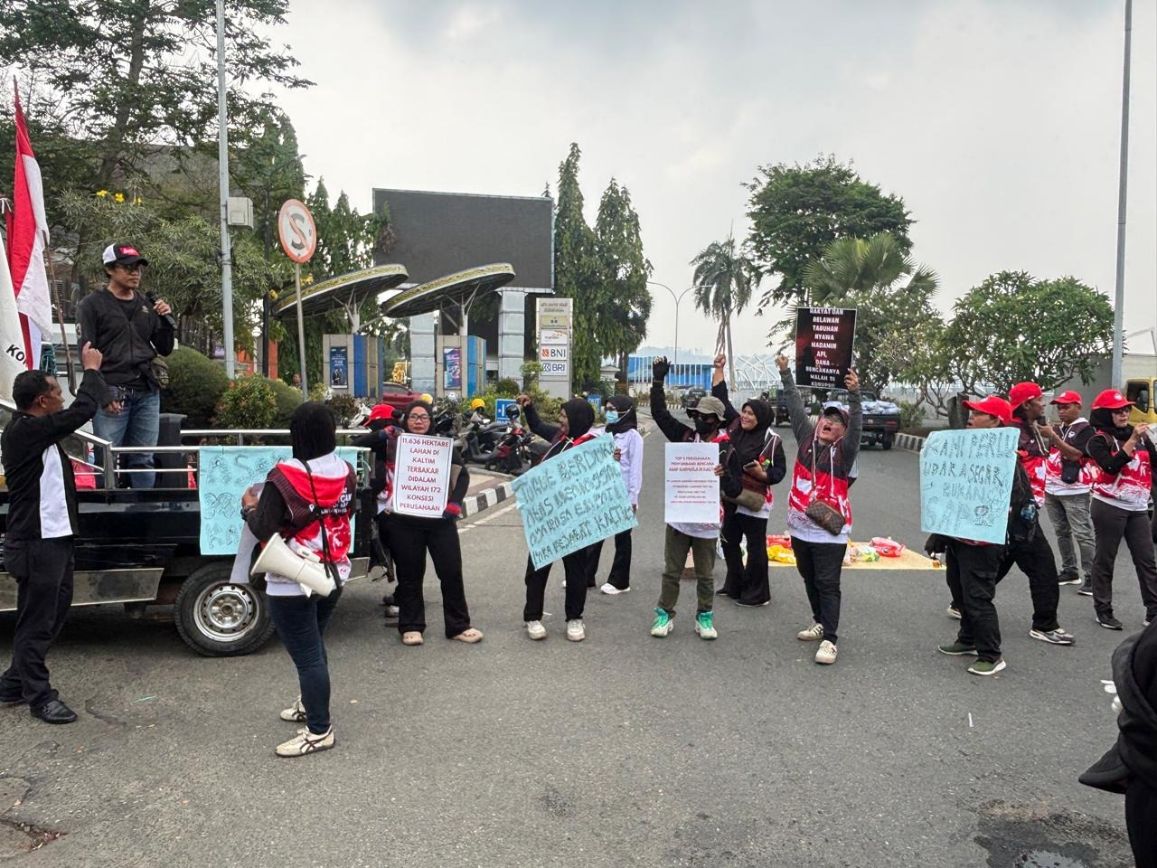 Koalisi Masyarakat Sipil Aksi di Depan Kantor Gubernur, Soroti Meninggalnya Balita Akibat Asap 