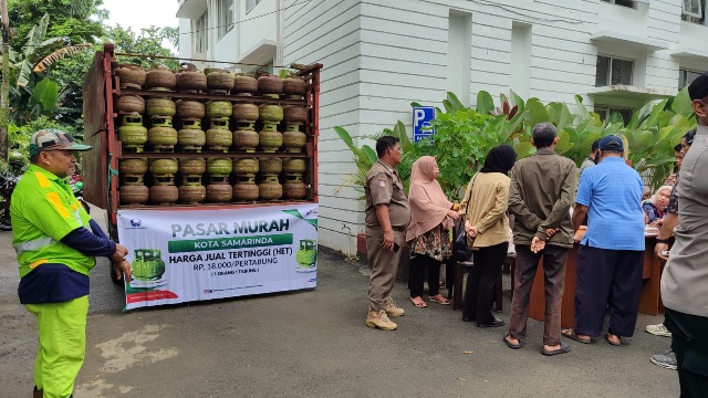 Dampak LPG 3 Kg Langka, Warga Rela Mengantre di Kantor Kecamatan Samarinda Ulu Sejak Pagi
