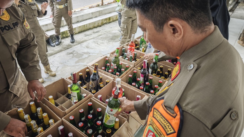 Satpol PP Samarinda Sita 300 Botol Miras dari Toko Kelontong, Pelaku Usaha Terancam Tipiring