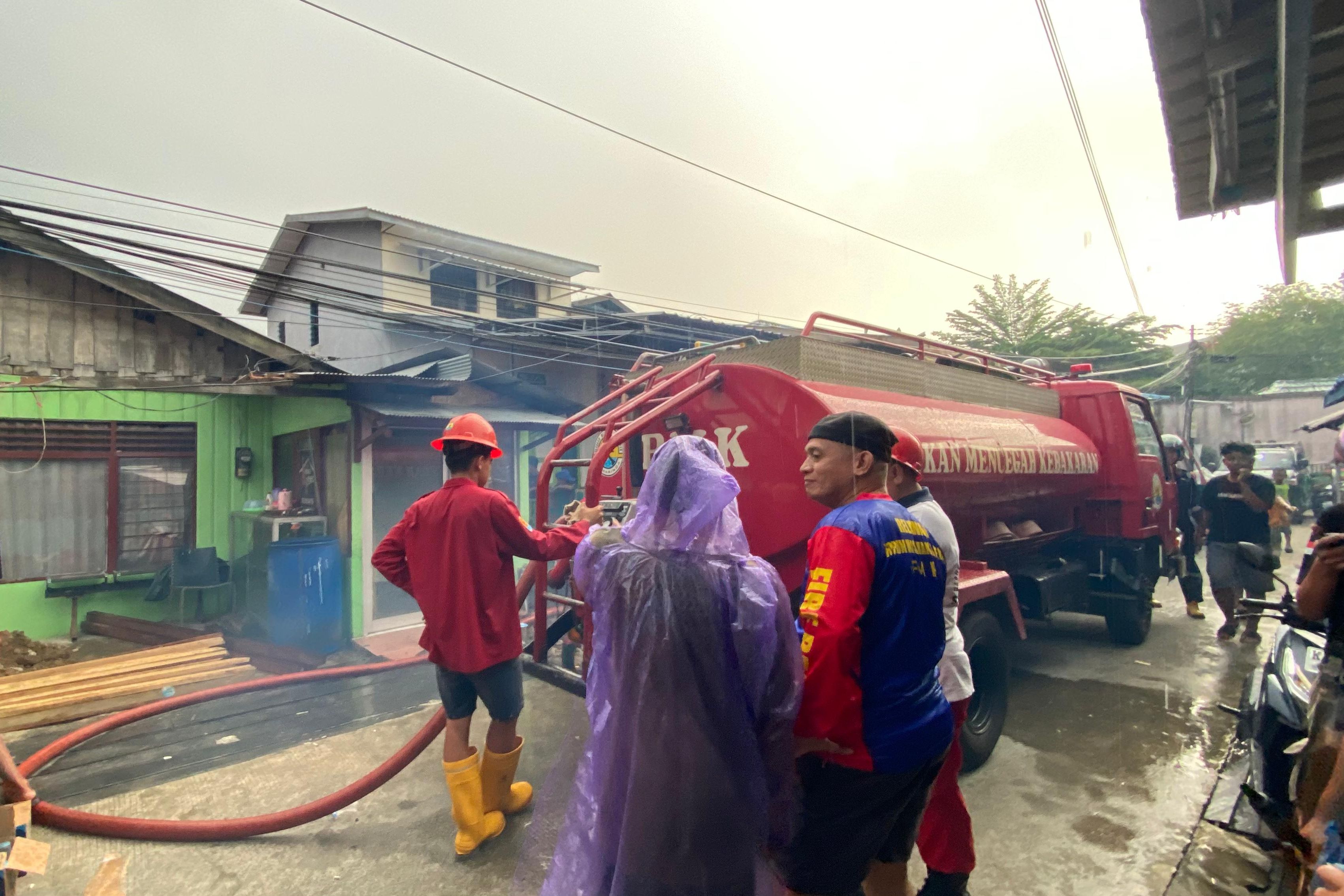 Gudang Penyimpanan BBM Bekas Kantor Bappeda Kaltim Terbakar, 1 Orang Mengalami Luka