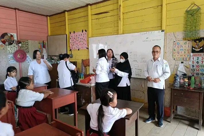 Dukung Tumbuh Kembang Anak, Obat Cacing Dibagikan ke Ratusan Murid SD di Barong Tongkok