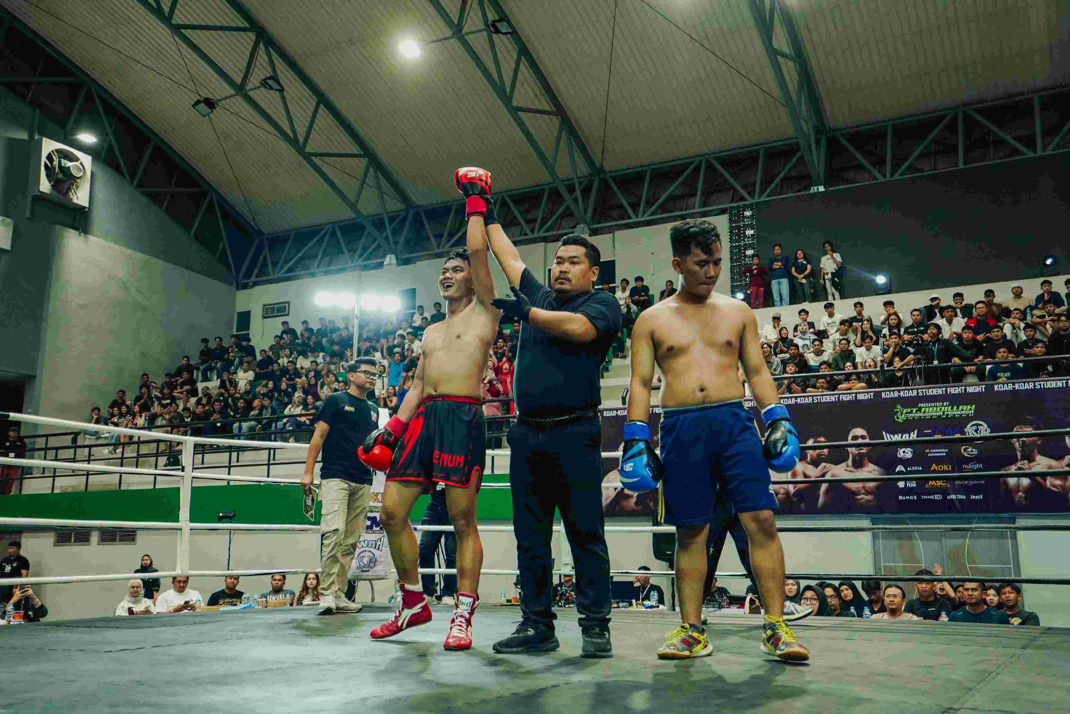 Bukan di Jalanan, Polisi dan Demonstran Selesaikan Masalah di Atas Ring Tinju