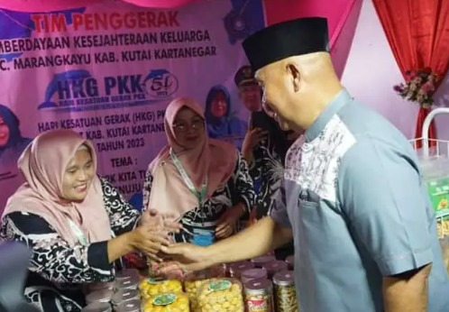 Ketika Bupati Edi Tinjau Pameran UMKM UP3K PKK Kukar, Begini Pesannya… 