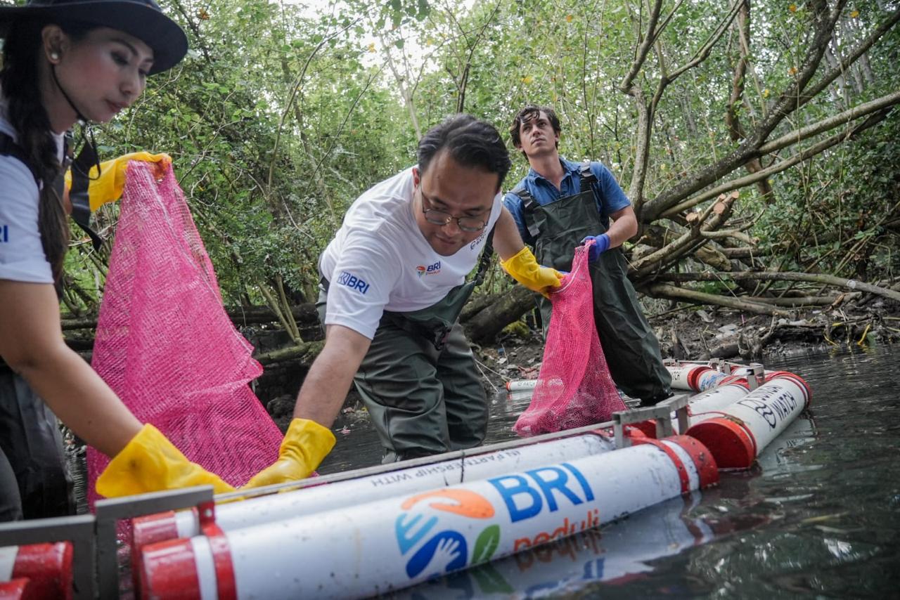 BRI Peduli Bersihkan Sungai Last Point di Bali, Peringati Hari Sungai Nasional