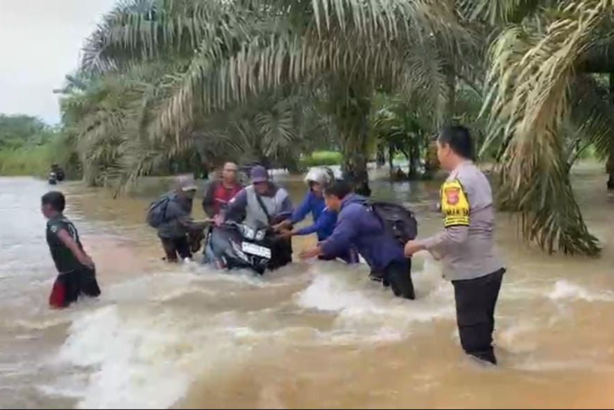 Waspadai Luapan Sungai, Polsek Muara Ancalong Siaga Pantau Debit Air