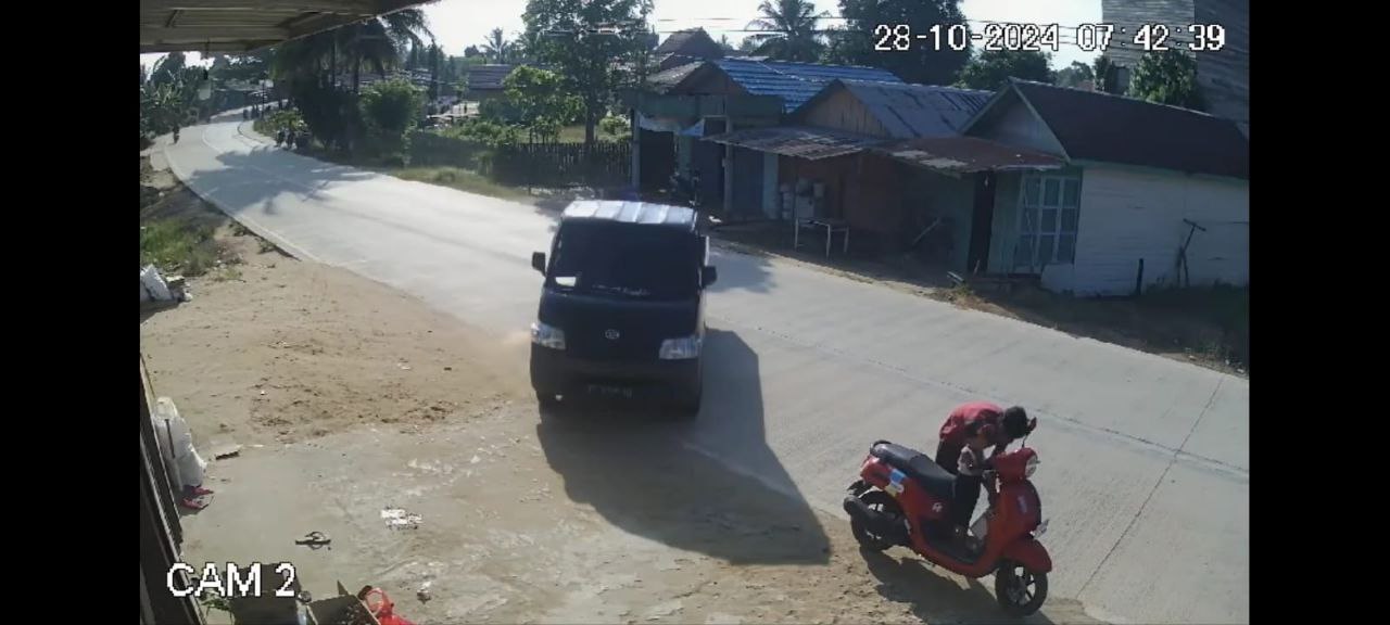 Pick Up Oleng di SP3 Muara Kaman Tabrak Pengendara Motor dan Anak Kecil 