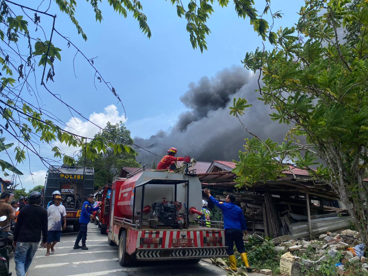 BREAKING NEWS!!! Si Jago Merah Kembali Melahap Bangunan di Kawasan Bukit Cinta Balikpapan