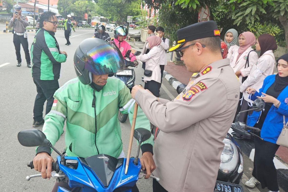 Tak Demo, Driver Ojol di Bontang Pakai Pita Putih dan Gelar Doa Bersama untuk Almarhum Affan Kurniawan