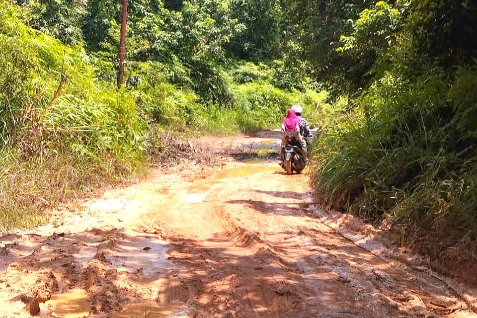 Jalan Utama 3 Kampung di Jempang Kubar Rusak, Warga Desak Perbaikan Permanen