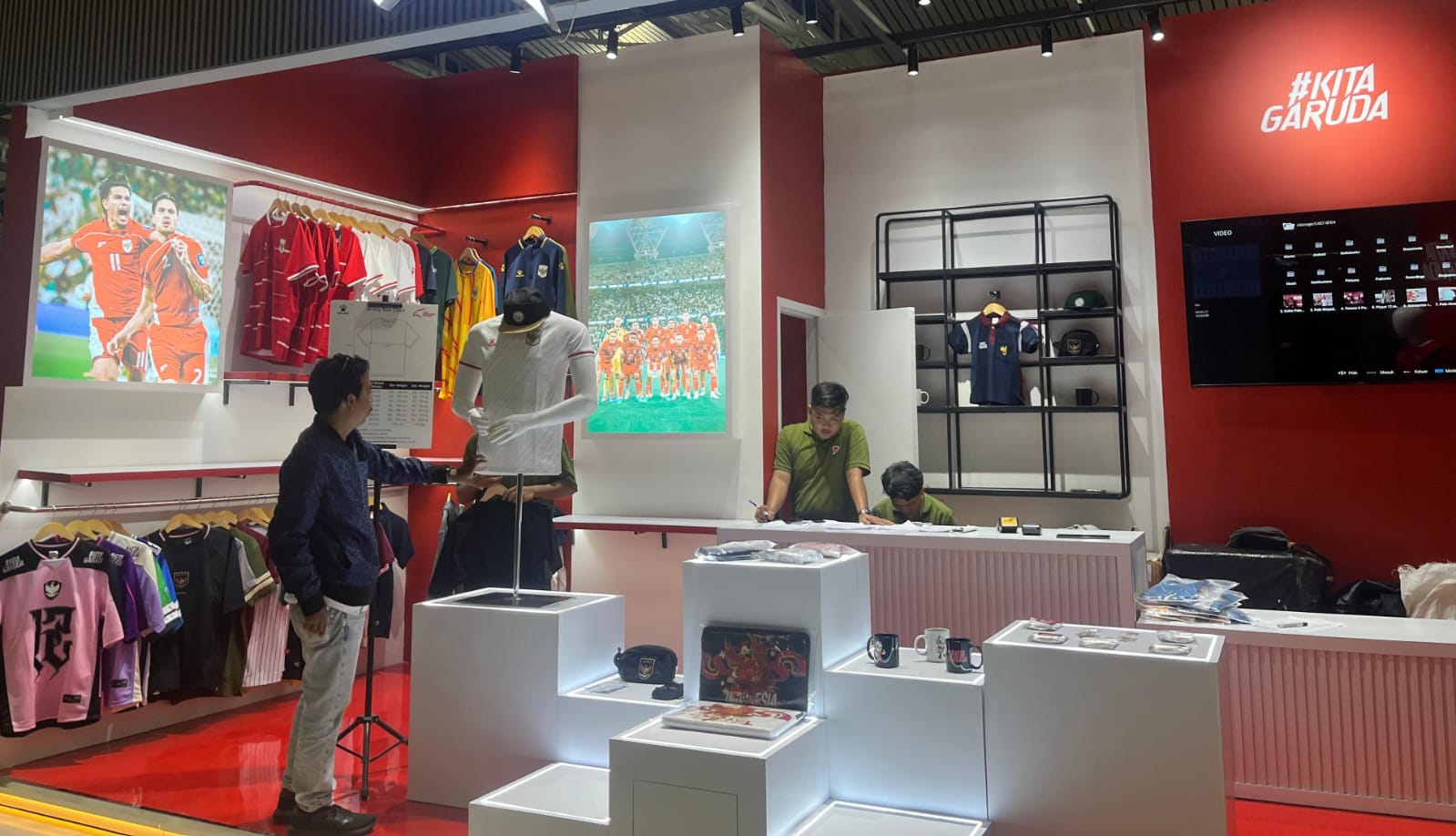 Garuda Store Mendarat di Sepinggan, Bandara Jadi Etalase Baru Merchandise Timnas