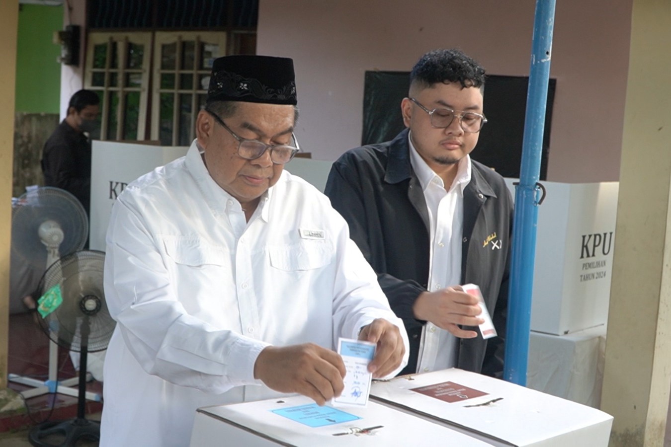 Awang Yacoub Luthman Jadi Orang Pertama Gunakan Hak Suara di TPS 03 Melayu