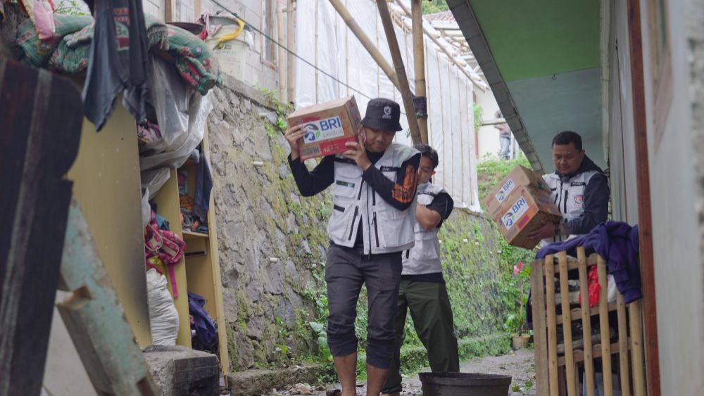 BRI Peduli Salurkan Bantuan Bagi Warga Terdampak Longsor Cisarua 