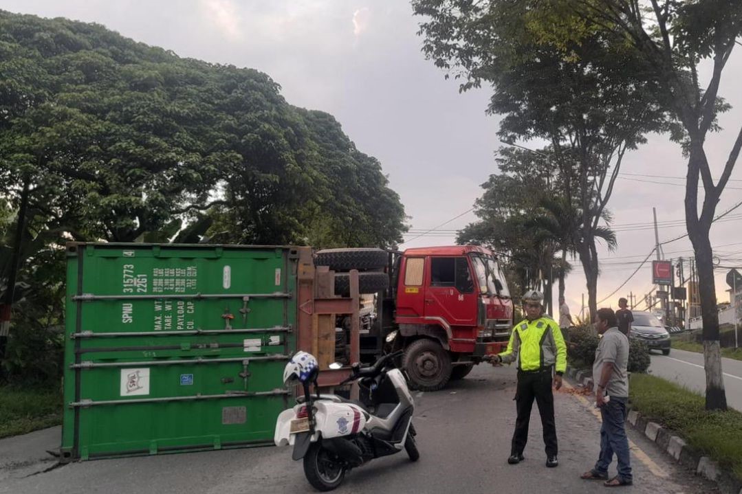 Truk Kontainer Terguling di Jalan MT Haryono Balikpapan, Arus Lalin Sempat Tersendat