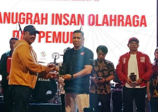 Bupati Kukar Edi Damansyah Beri Penghargaan Pemuda Berprestasi 