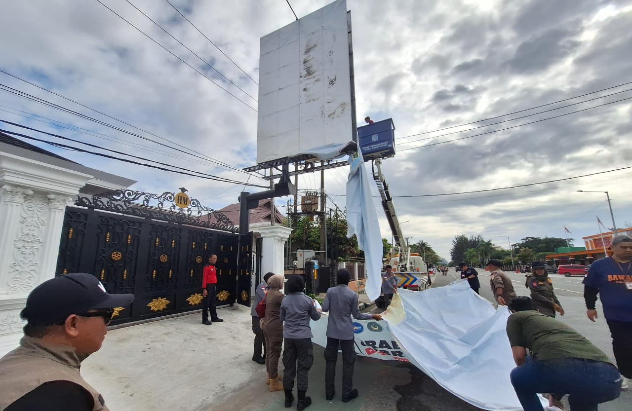 Memasuki Masa Tenang, Sejumlah Alat Peraga Kampanye Diturunkan Satpol PP Balikpapan