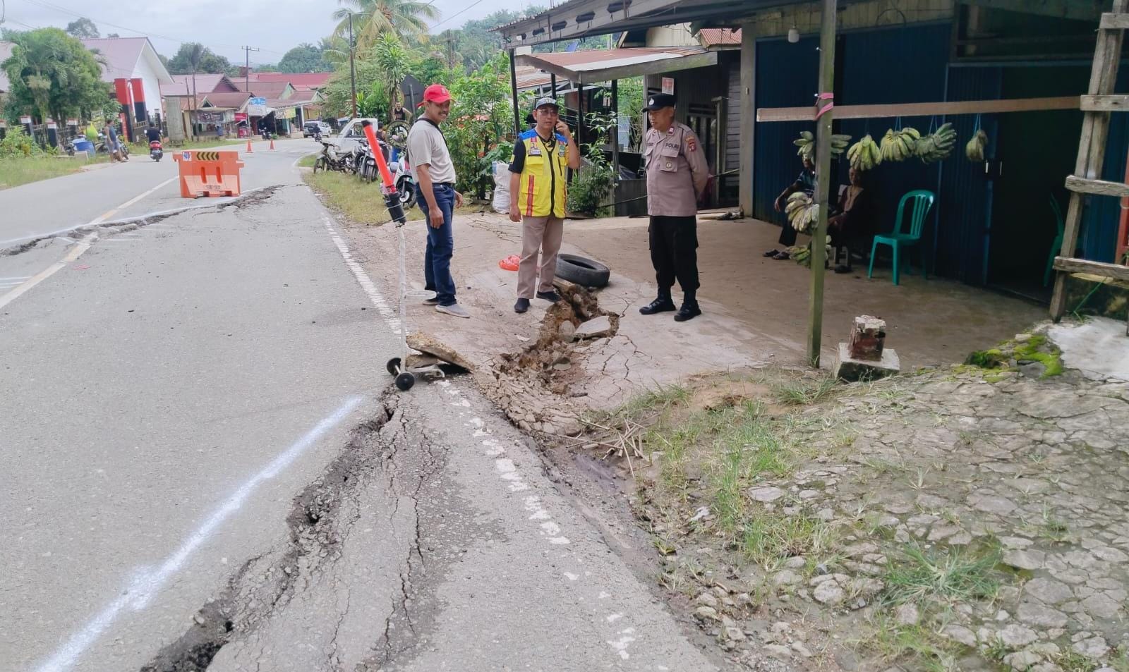 Jalan Poros Loa Janan Ambles, Akses Warga Terganggu dan 10 Rumah Ikut Terdampak