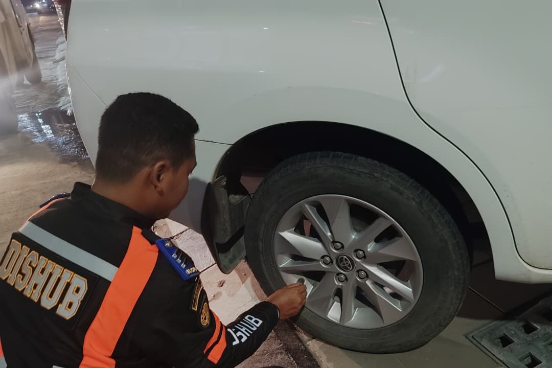 Tertibkan Parkir Liar di Trotoar, Dishub Samarinda Kempesi Ban Mobil Pelanggar