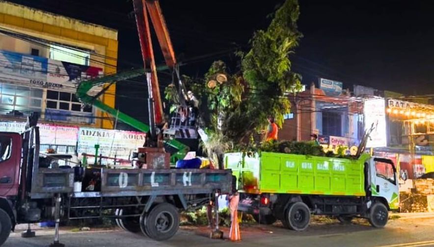 Antisipasi Kecelakaan, DLH Balikpapan Lakukan Pemangkasan Pohon dan Pembersihan Sedimen