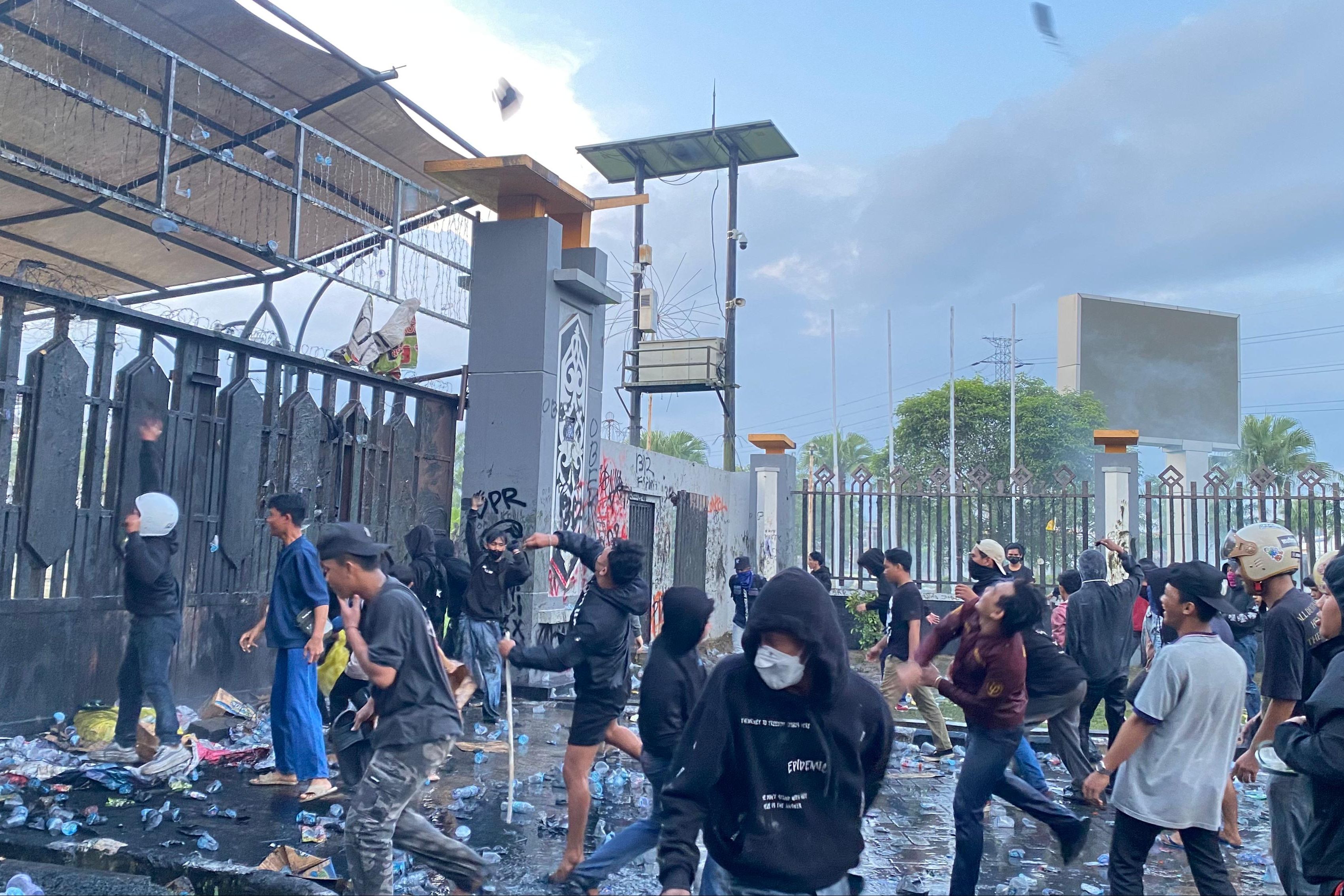 Aksi Mahasiswa di DPRD Kaltim Sempat Ricuh, 2 Aparat Terluka