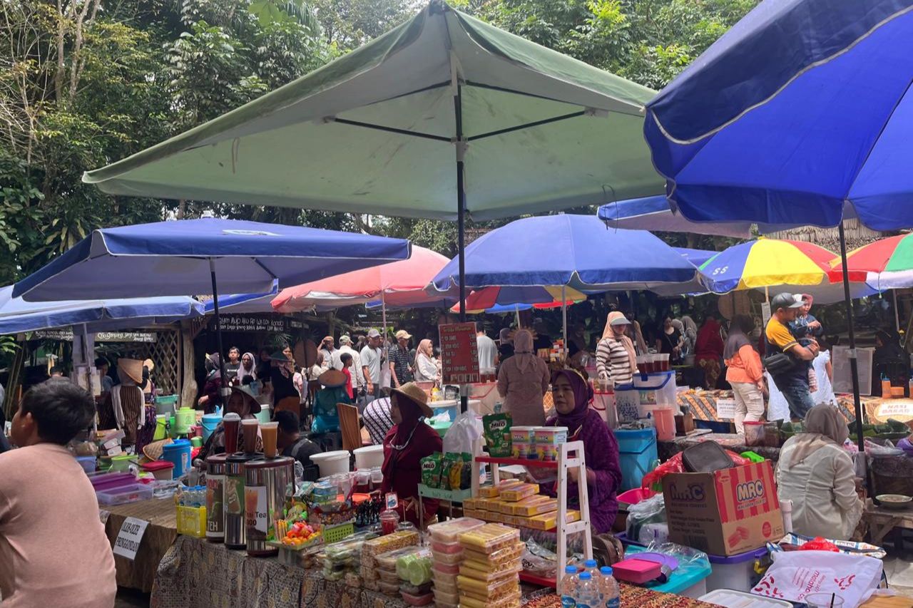 Pasar Tumpah Pringgondani di Teritip Balikpapan Timur, Transaksi Unik Memakai Uang Kayu Dilengkapi Barcode