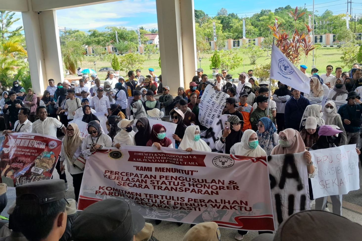 Ratusan Honorer Geruduk Kantor Bupati dan DPRD PPU 