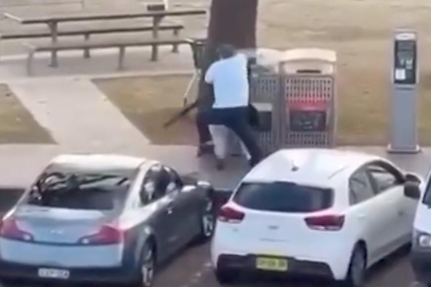 Ayah dan Anak Tembaki Komunitas Yahudi di Bondi Beach Australia, Pria Muslim Jadi Penyelamat