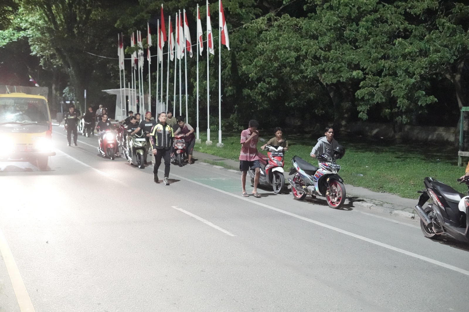 Puluhan Pelanggar Balap Liar di Samarinda Dikenakan Sanksi Mendorong Sepeda Motor Sejauh 5 Kilometer