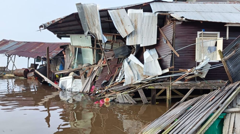 Tongkang Tabrak Rumah di Tenggarong 