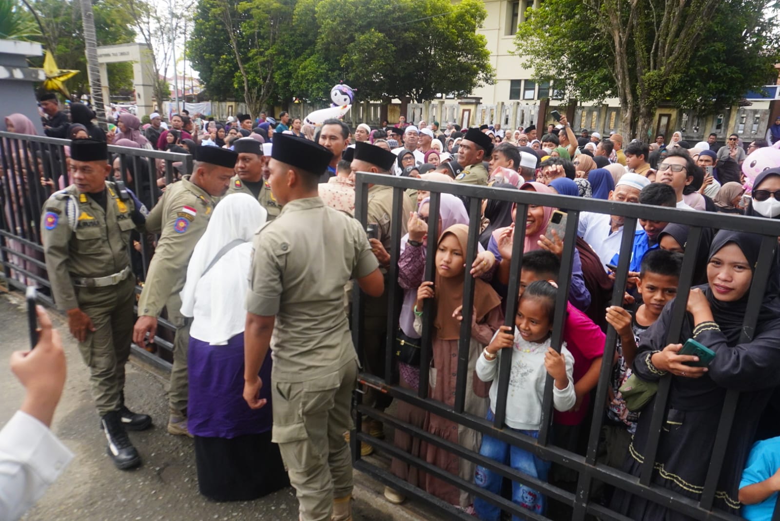 Peluk dan Cium Sambut Kedatangan Jamaah Haji di Bontang
