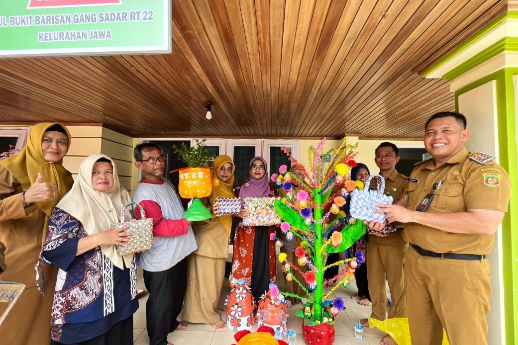 Warga Samarinda Ulu Kelola Sampah Menjadi Berbagai Kerajinan