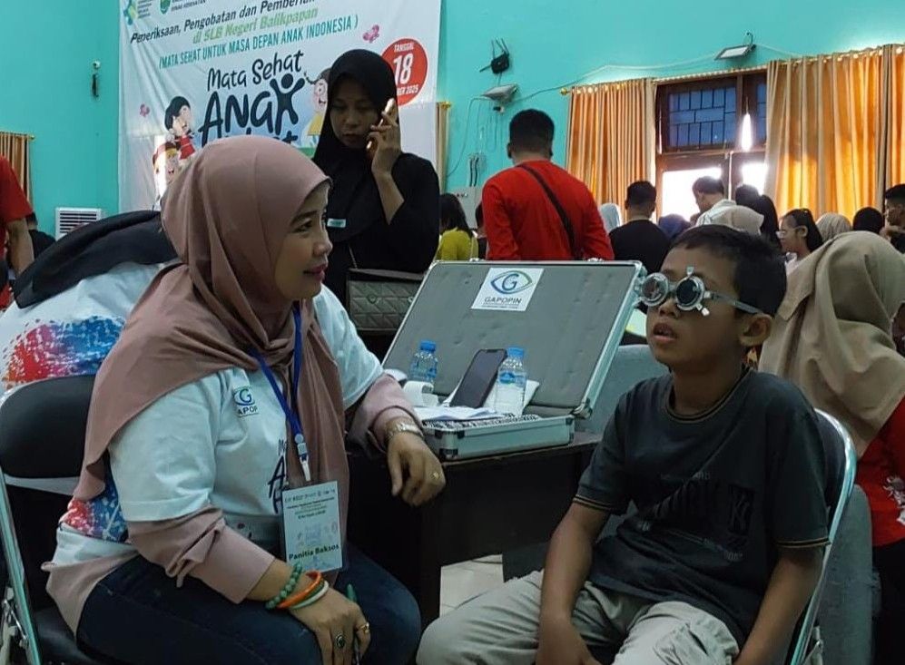 Hari Penglihatan Sedunia, Gapopin Kaltim-Kaltara Bagikan Ratusan Kacamata Gratis di Balikpapan