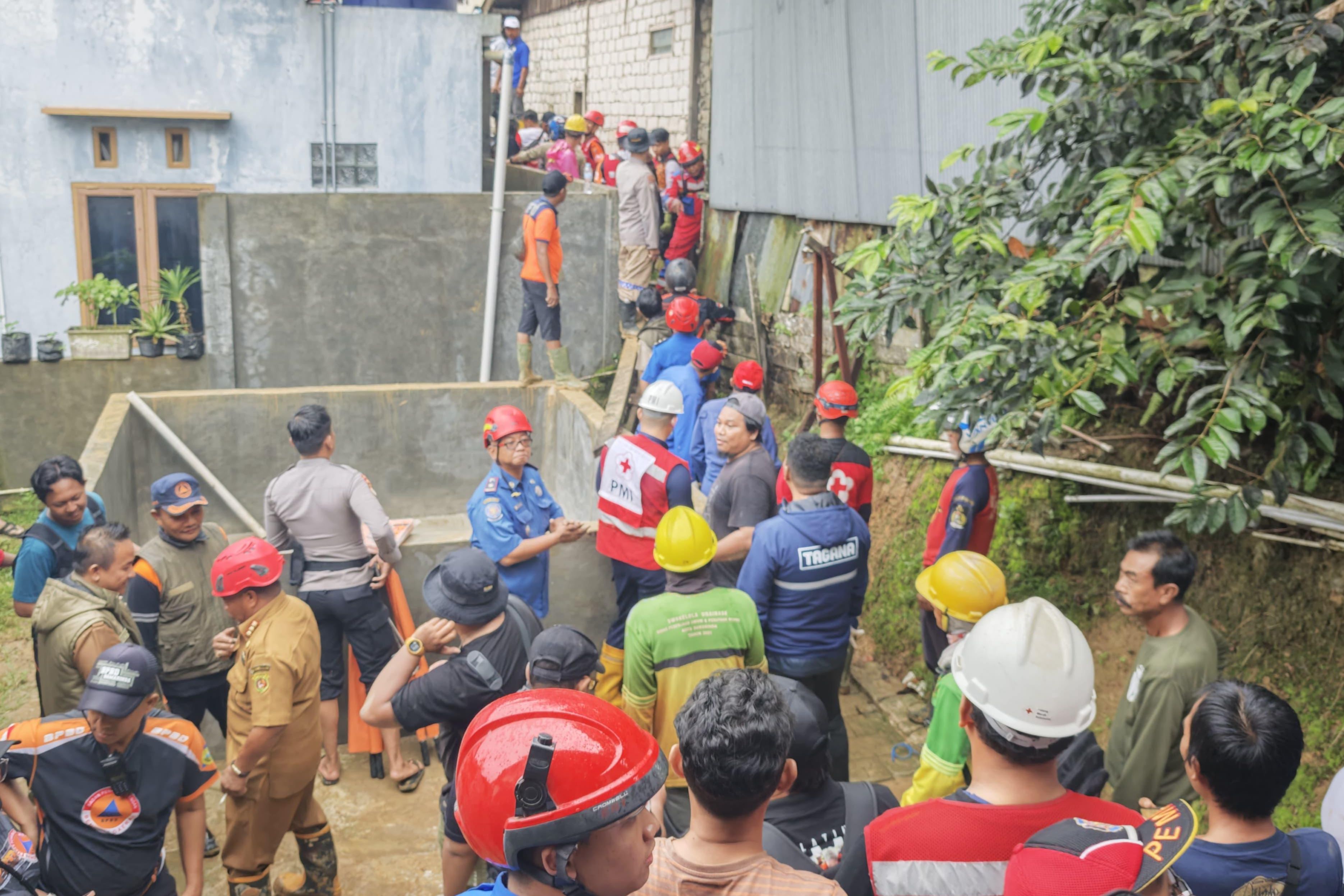 Masih Ada yang Terjebak di Reruntuhan Longsor, Basarnas Samarinda Lanjutkan Pencarian Besok Pagi