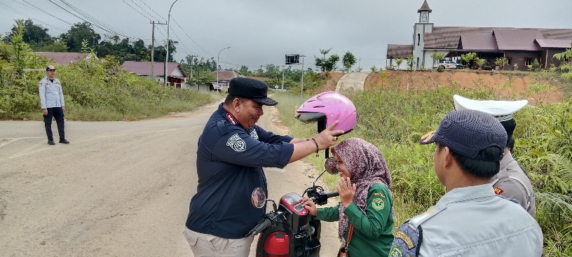 Tekan Angka Kecelakaan, Dishub Mahulu Gelar Sosialisasi Peraturan Lalu Lintas dan Pembagian Helm
