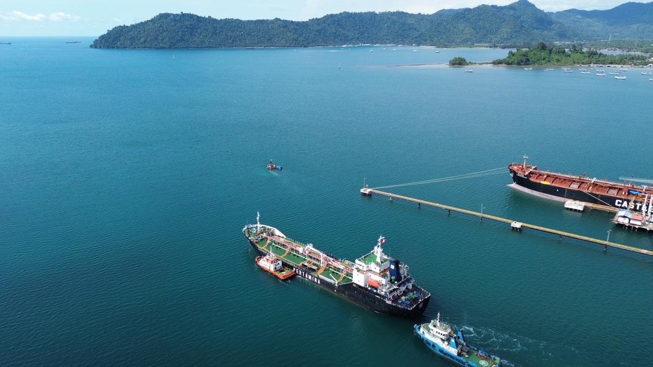 Non Stop, Kapal Tanker Pertamina Antarkan Energi dan Harapan ke Sumatra! 