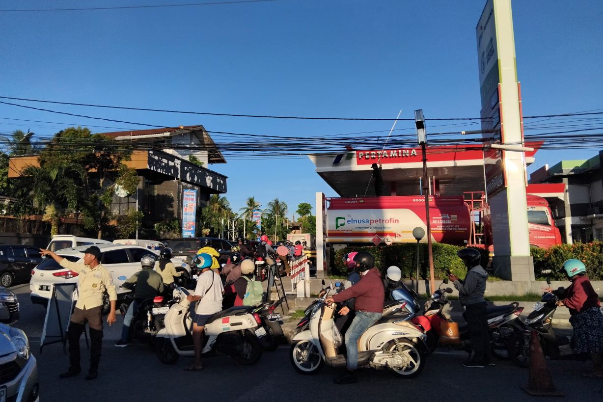 Ketika Kota Minyak Krisis BBM: Cerita Ghofur, Jalan Kaki dan Bantu Dorong Motor