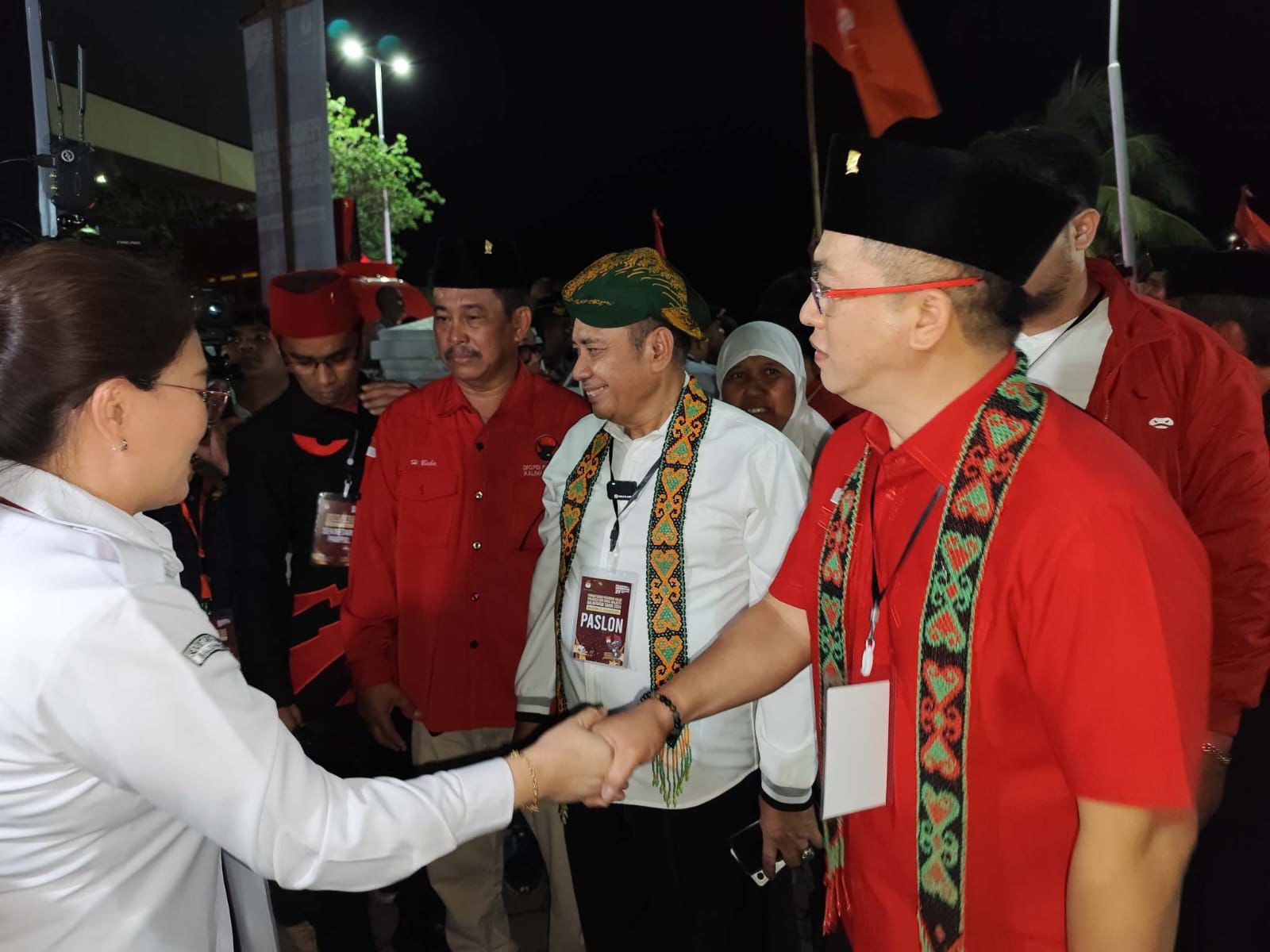 Jalan Kaki 800 Meter, Rendi-Edy Diiringo Reog Ponorogo Mendaftar Ke KPU Balikpapan