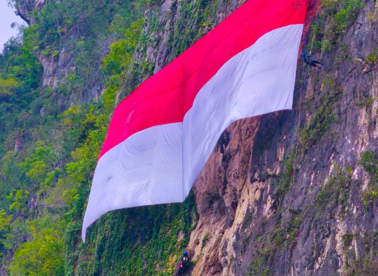 Semangat Nasionalisme, Kelompok Pecinta Alam di Paser Kibarkan Bendera Raksasa