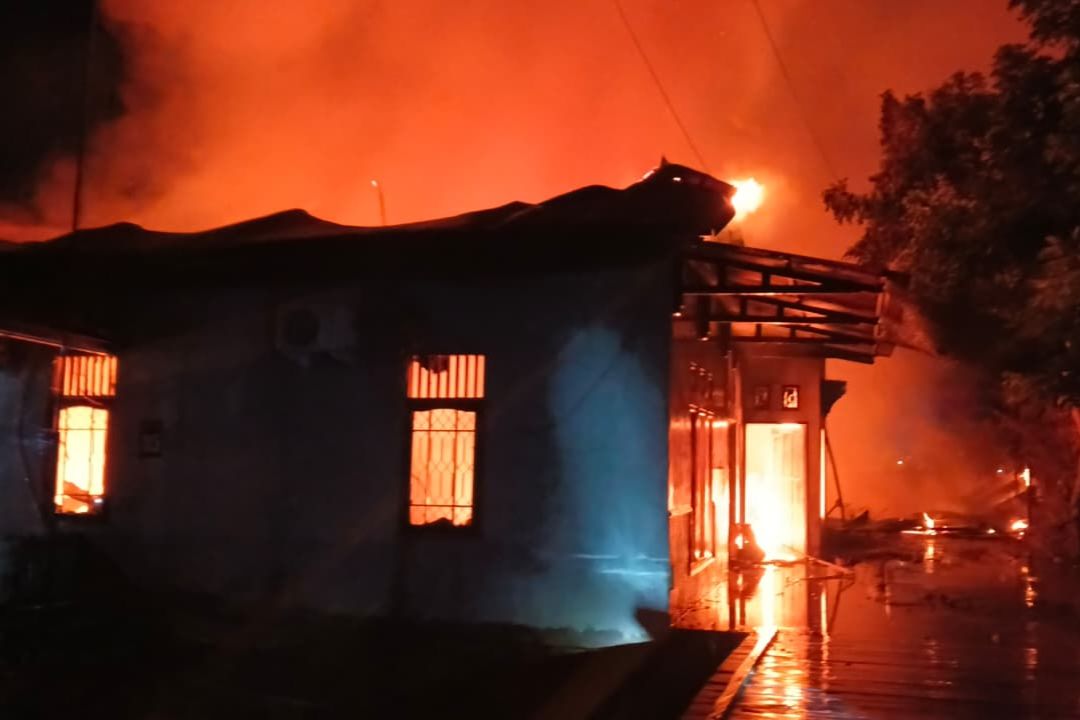 Kebakaran Hanguskan 5 Rumah Kontrakan di Jalan Belida Tenggarong, Penyebab Masih Diselidiki