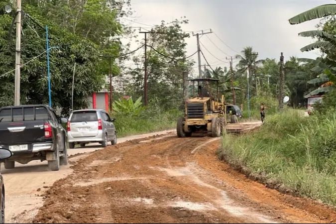 Ruas Jalan di Kampung Gurimbang-Sukan Diperbaiki Sementara