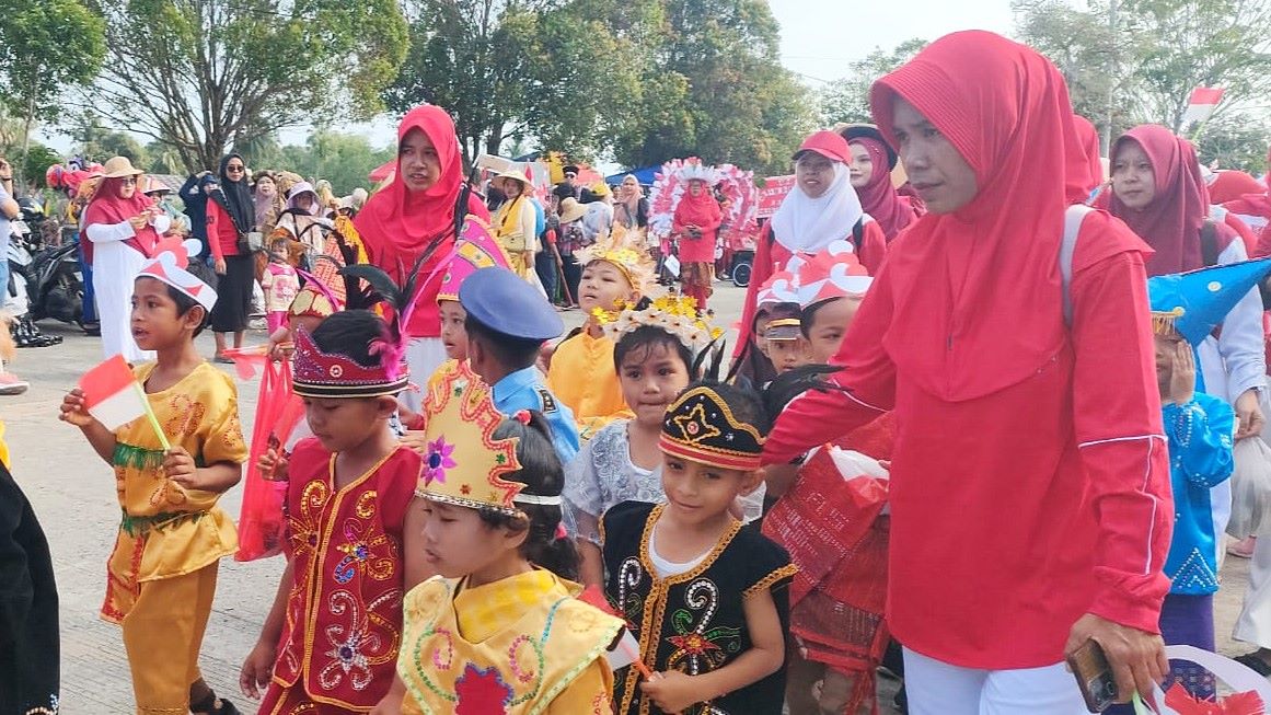 PGRI Paser Belengkong Hidupkan Semangat Kemerdekaan RI Lewat Karnaval