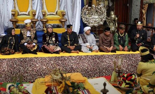 Bupati Kukar Edi Damansyah Ikuti Penutupan Erau Adat Pelas Benua