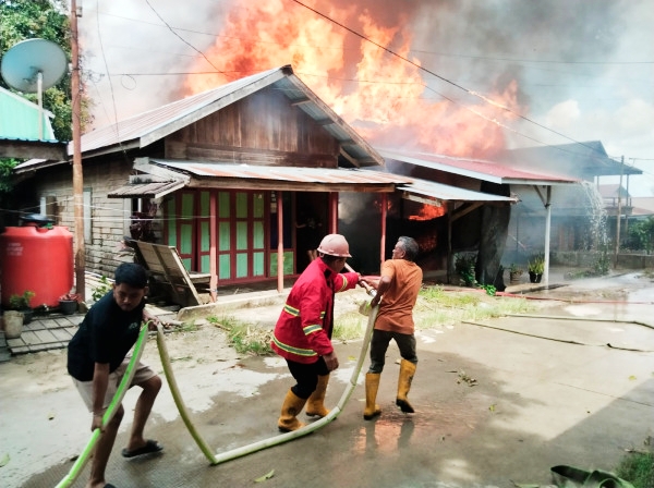 Dua Rumah Kayu di Tanjung Isuy Tinggal Arang, Polisi Dalami Penyebab Kebakaran