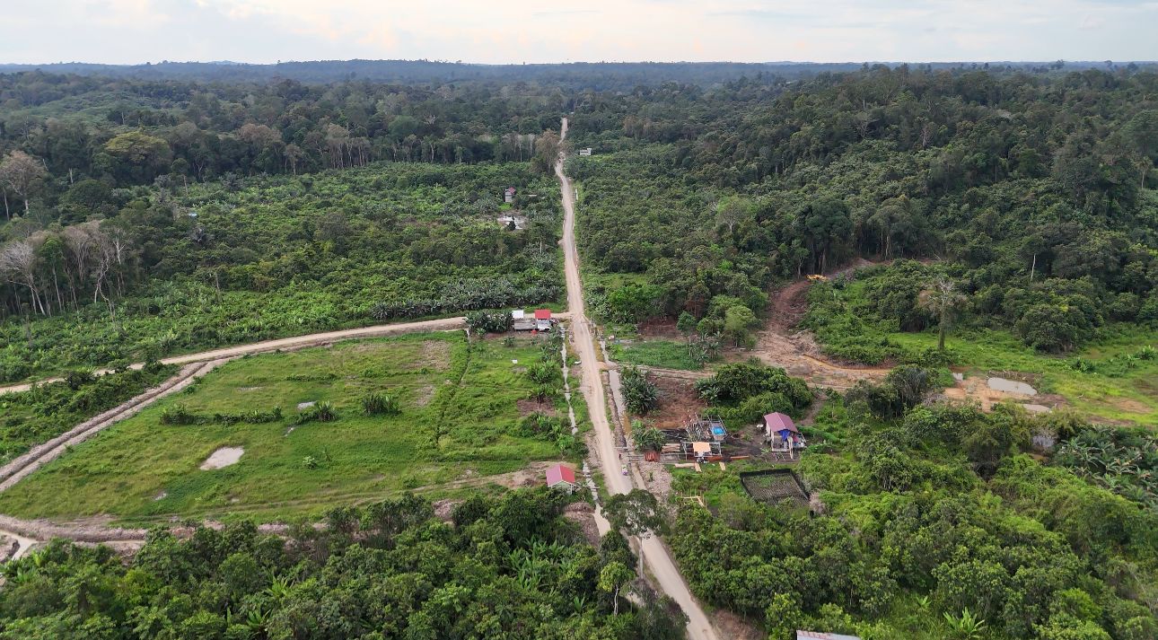 Ribuan Warga Muara Ponaq Kutai Barat Terisolasi Akibat Jalan Rusak