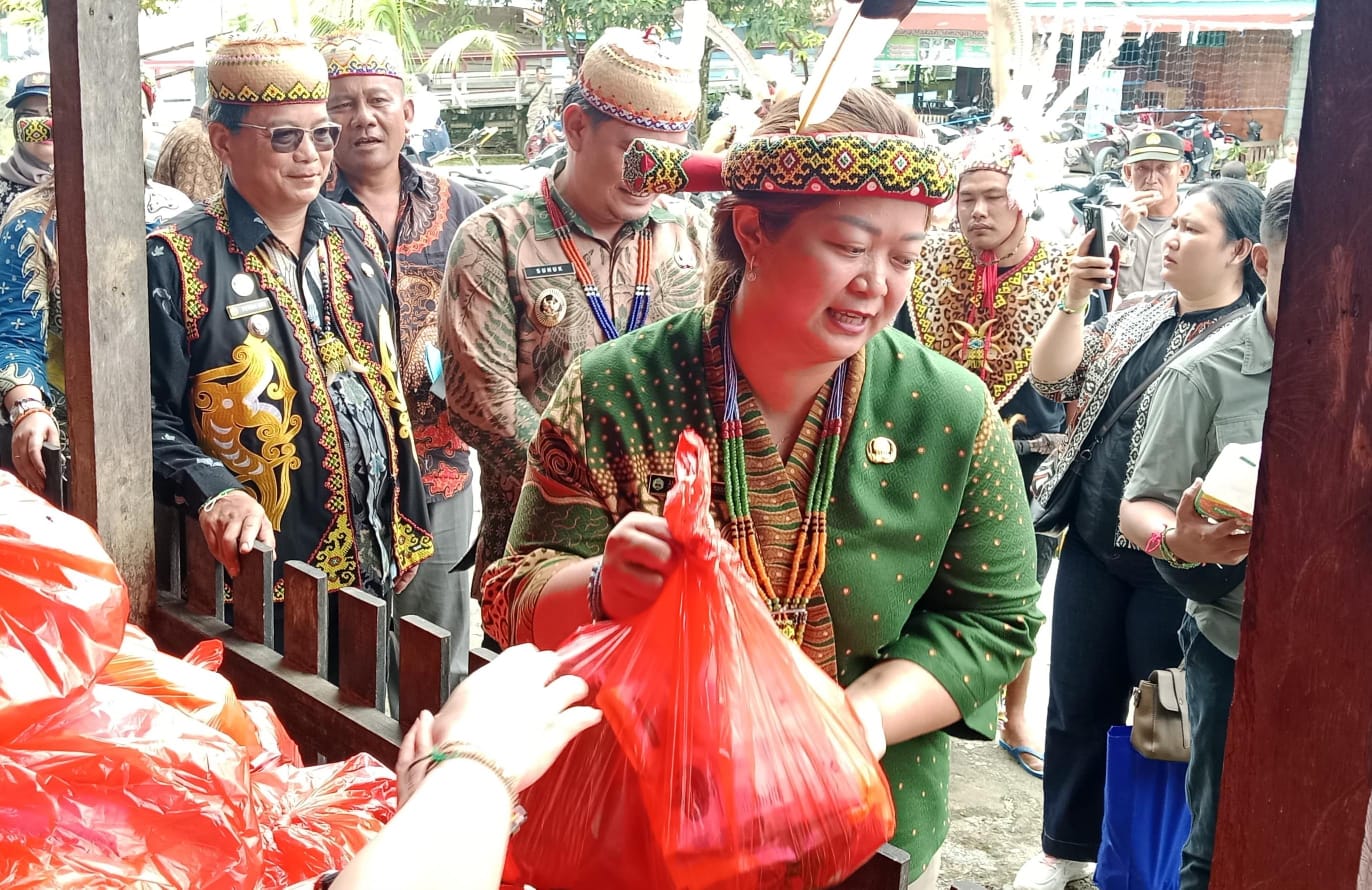 Masyarakat Perbatasan Mahulu Antusias Sambut Gerakan Pasar Murah dan Cek Kesehatan Gratis