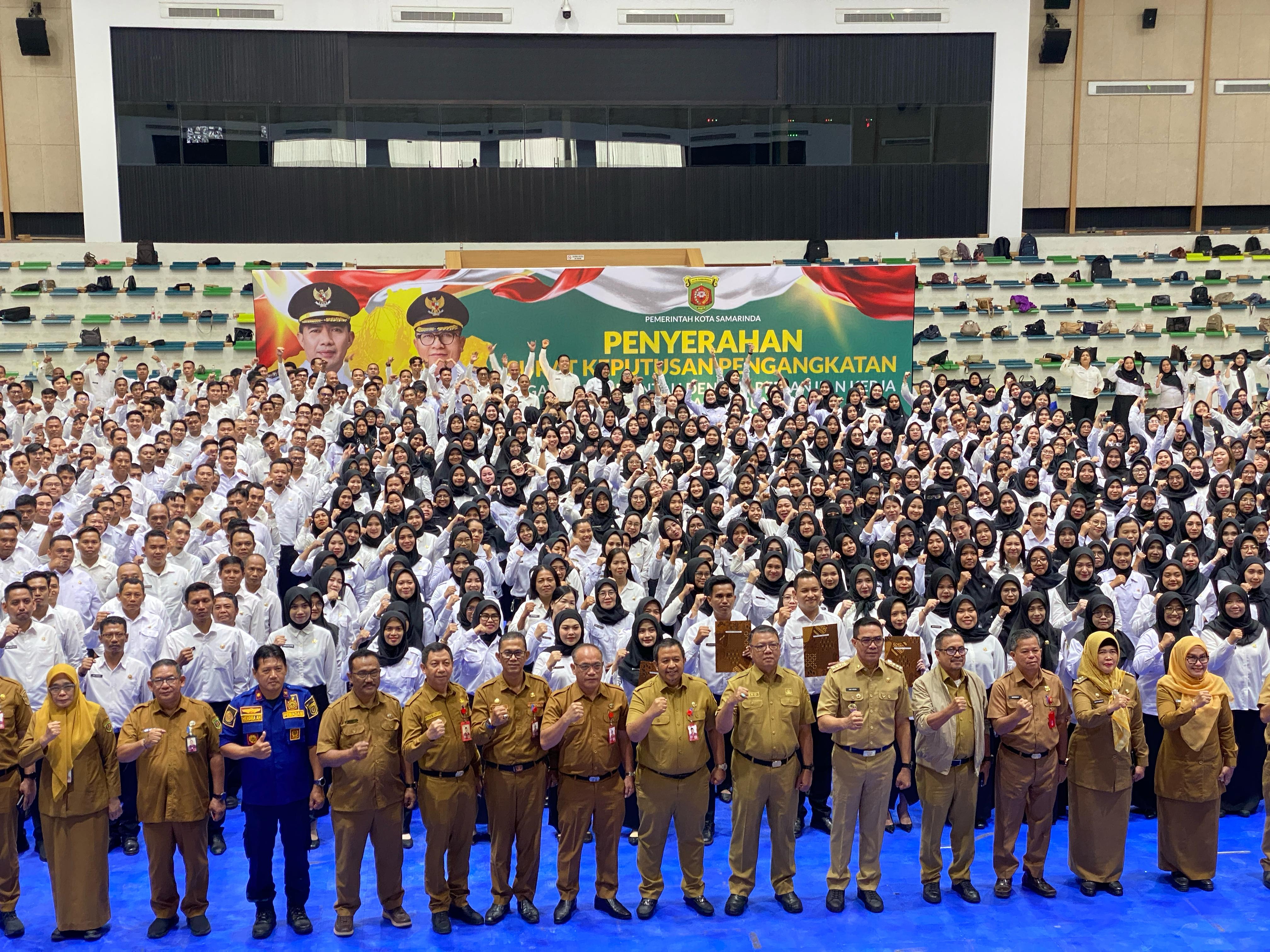  Wali Kota Samarinda Serahkan 1.300 SK PPPK, Ajak Pegawai Baru Tertib dan Bersyukur