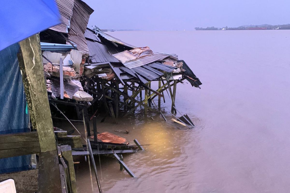 Lagi, Tongkang Tabrak Rumah Warga di Sungai Meriam