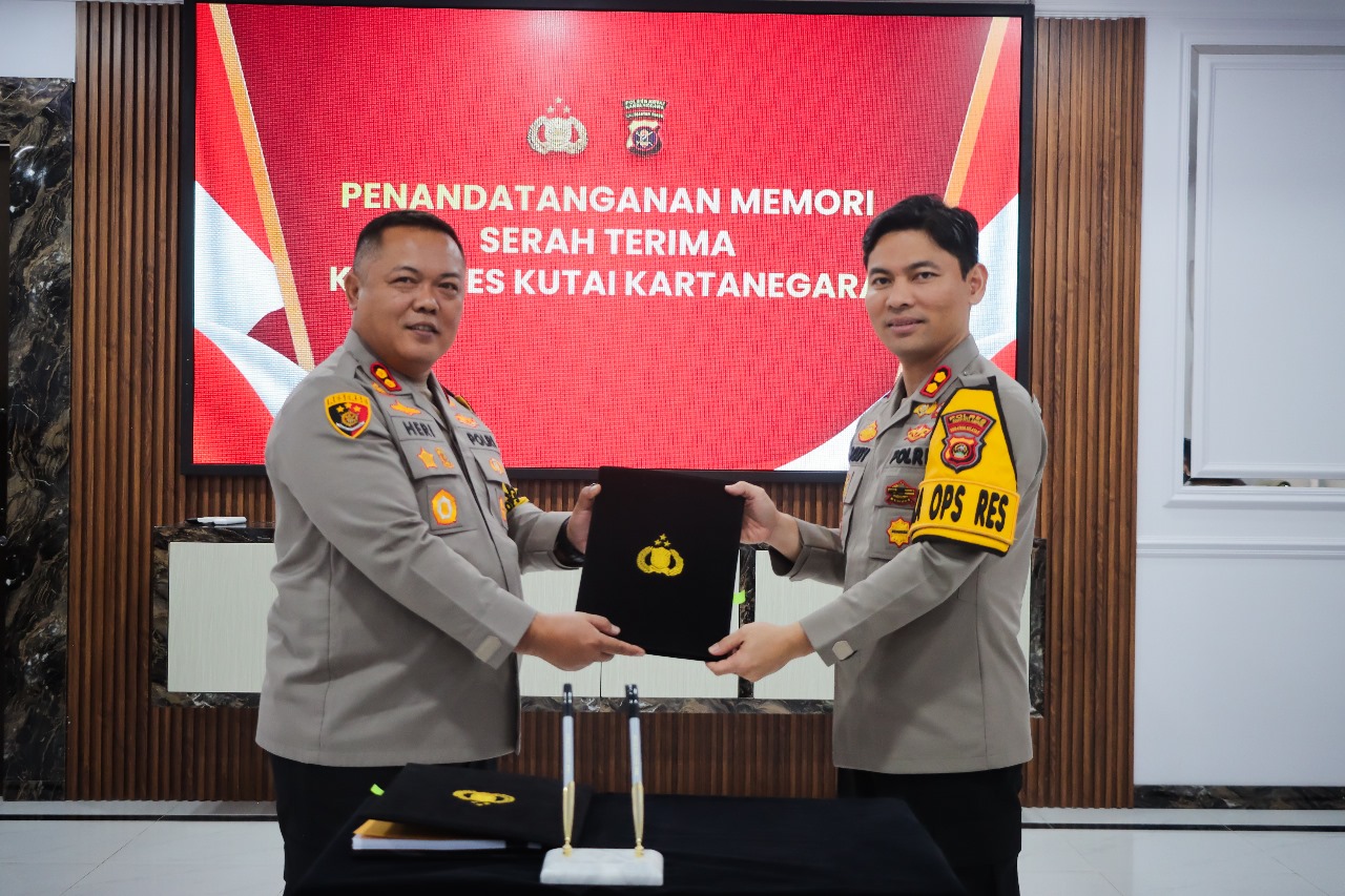 Polres Kutai Kartanegara Gelar Welcome And Farewell Parade Kapolres Baru